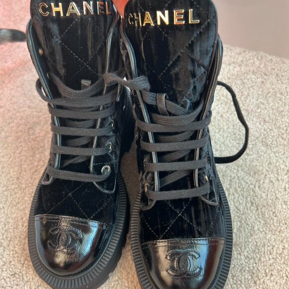 Chanel Women's Black Boots - Picture 2 of 3